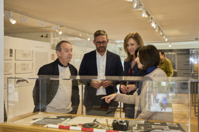 Alberto García, Antonio Mancilla, Poli Servián y Ángeles Ginés ante una de las vitrinas